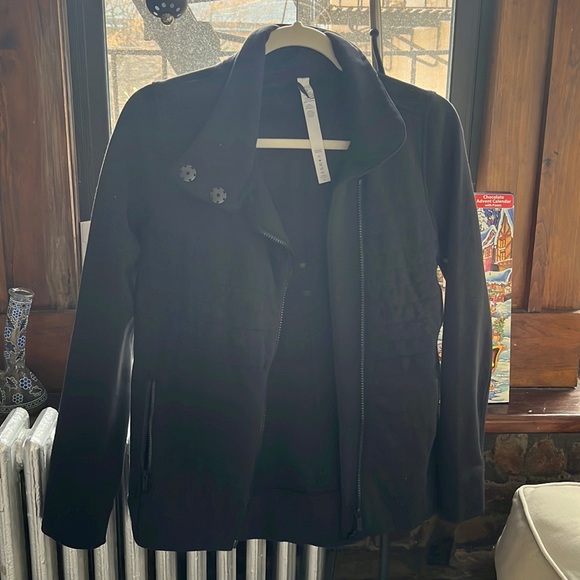size 4 Lululemon black jacket. - Picture 1 of 5